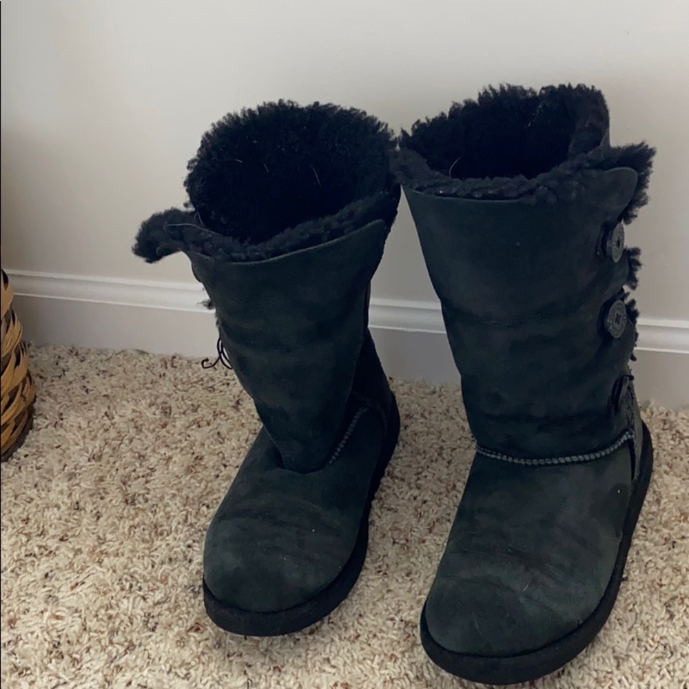 KIDS UGGS with buttons on the side